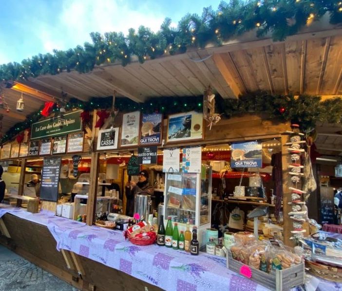 Marché Vert Noel: Tradizione e innovazione gastronomica si incontrano alla 'Cave des Gouts Alpins'