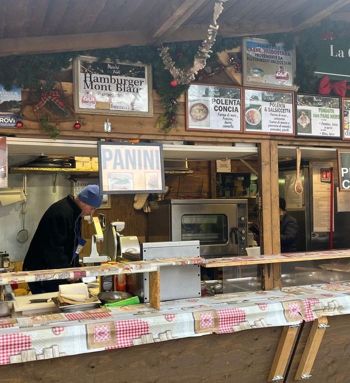 Marché Vert Noel: Tradizione e innovazione gastronomica si incontrano alla 'Cave des Gouts Alpins'