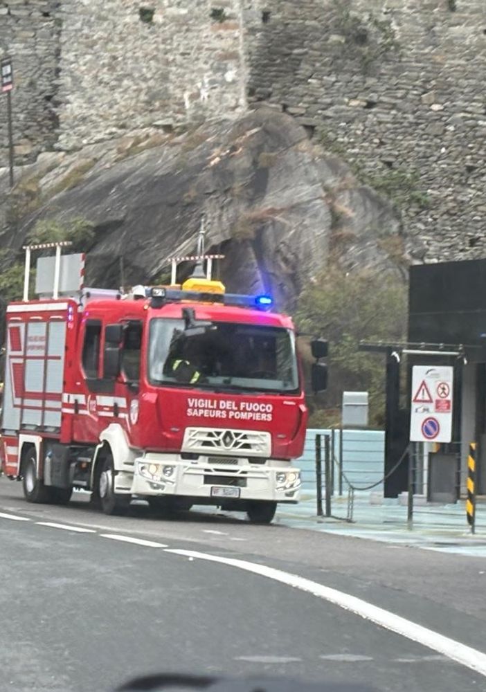 Bard, incidente di fronte all'ingresso del Forte, due feriti lievi