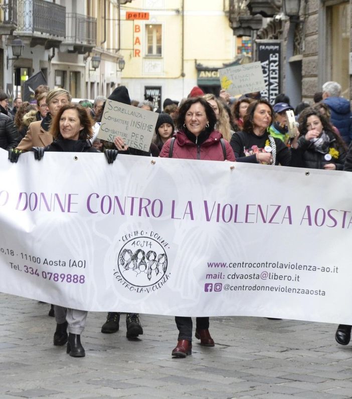 Le donne del Centro contro la violenza sfilano ad Aosta (immagine di repertorio)