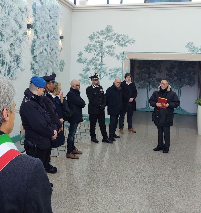 Don Isidoro Mercuri Giovinazzo (al centro) prega insieme alle autorità e ad alcuni familiari di vittime del Covid nel tempio crematorio del cimitero di Aosta
