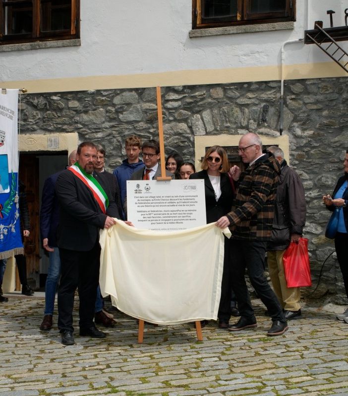 Offuscata dalle polemiche, la scopertura della targa commemorativa di fronte al Museo della Resistenza e centro di documentazione 'Émile Chanoux. Il sentiero dell'Europa'