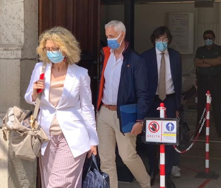 Giugno 2021, Fabio Chiavazza (al centro) esce dal tribunale di Aosta insieme ai suoi legali dopo la lettura della sentenza di primo grado