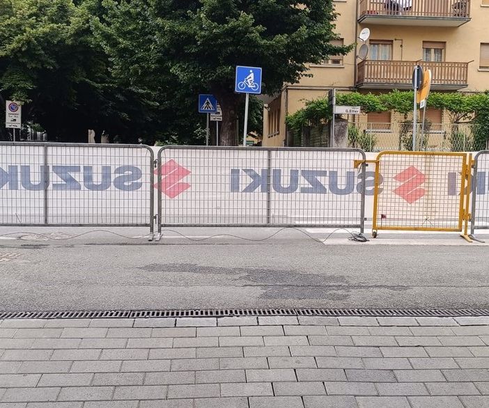 L'ingresso di una rampa dai garages bloccato dalle transenne