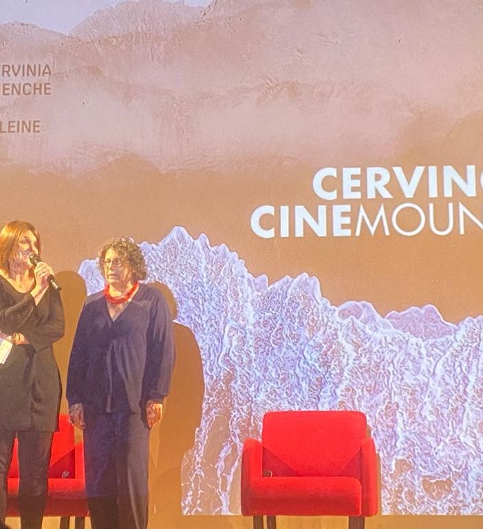 La sindaca Elisa Cicco porta i saluti della comunità votornen al pubblico del Cervino Cinemountain Film Festival