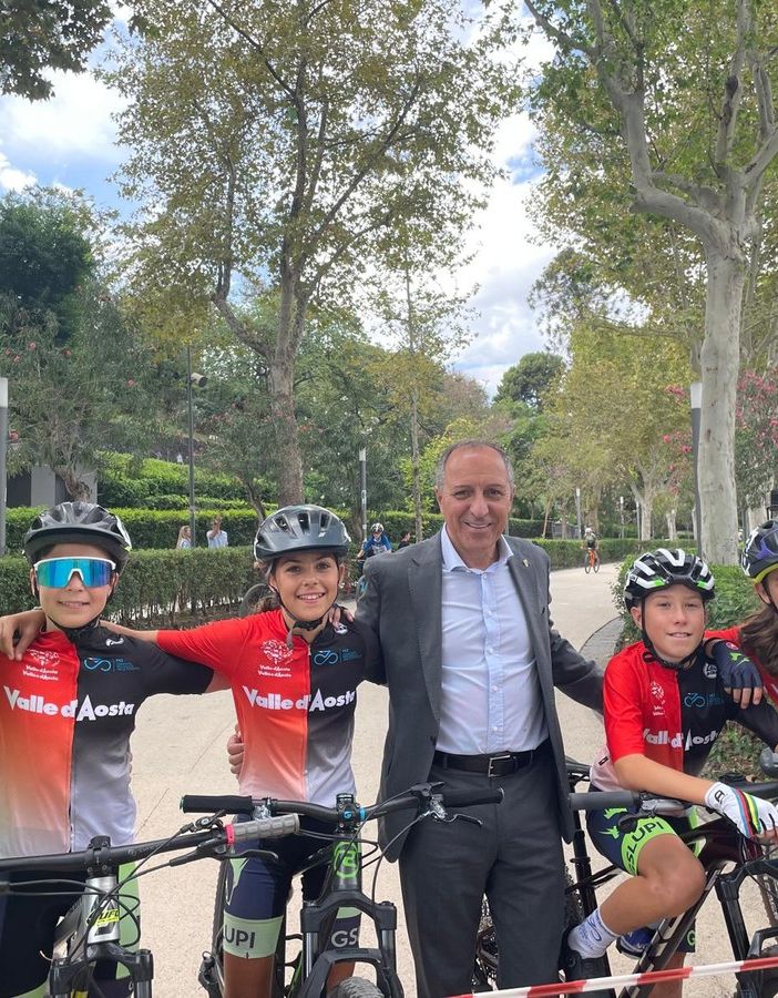 Nicolò Salice, Aurora Lecca, Nathan Evolandro e Lorenzo Andreo con l'allenatore Simone Masoni