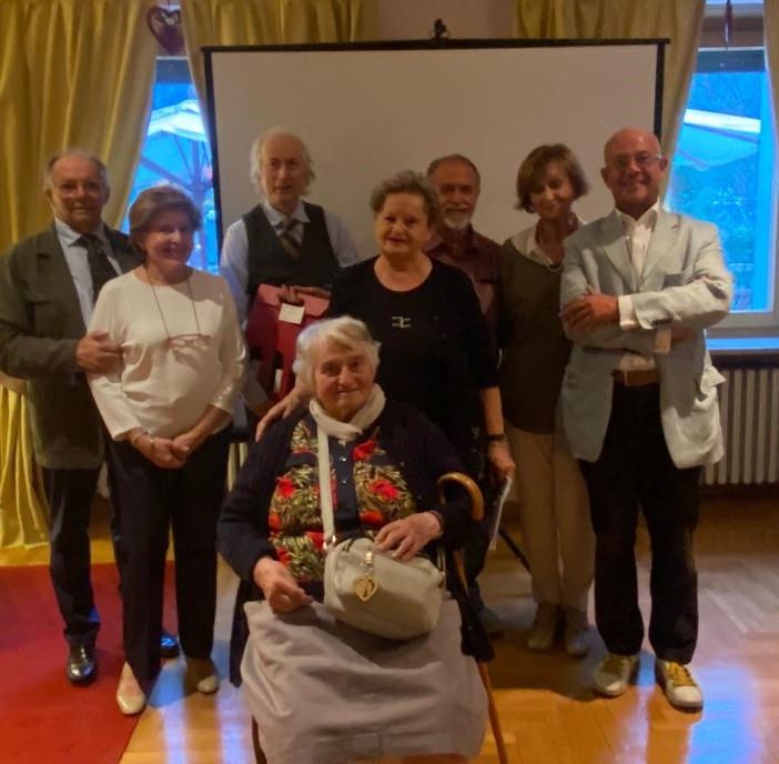 Al centro della foto la professoressa Augusta Cerutti (seduta) e la presidentessa del Circolo, Maria Grazia Vacchina