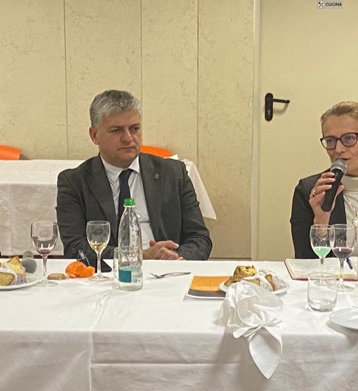 L'assessore Luigi Bertschy durante un suo intervento al Circolo Valdostano della Stampa