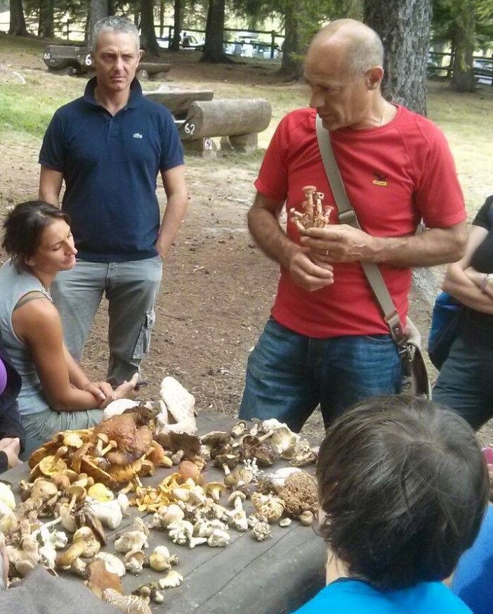 Secondo da dx, con la t-shirt rossa, Cirino Livello durante una 'lezione' di micologia