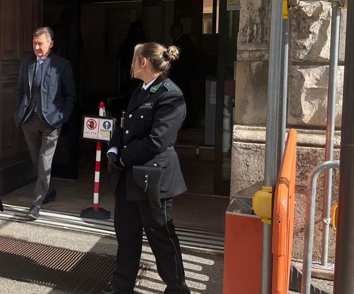 Ezio Colliard all'uscita dal Palazzo di Giustizia di Aosta (foto di repertorio)