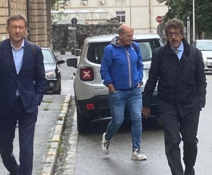 Da sn Ezio Colliard, un militare della Guardia di finanza e l'avvocato Corrado Bellora entrano a Palazzo di Giustizia ad Aosta