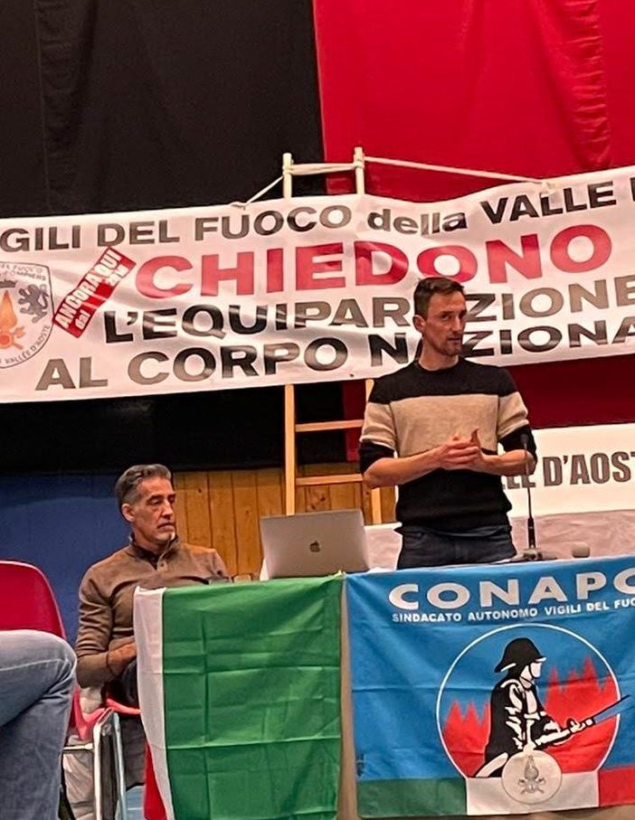 Un'assemblea del sindacato Conapo dei Vigili del fuoco valdostani, che chiede a gran voce l'equiparazione economica con i colleghi nazionali