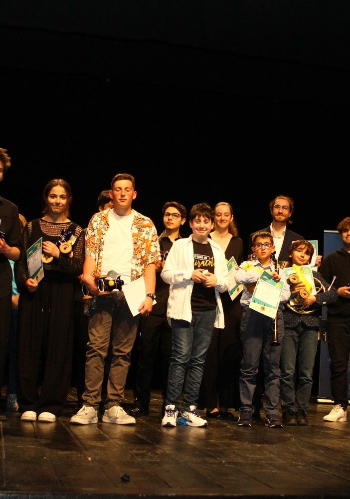 Foto di gruppo per i premiati, le autorità e i conduttori