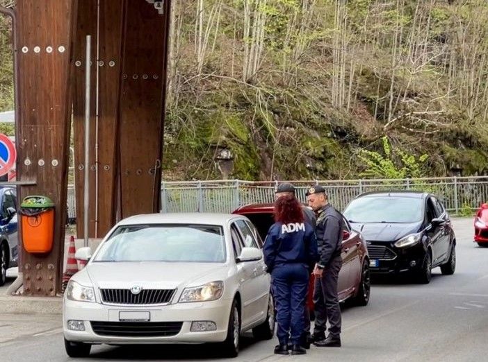 Sequestrata una viola contraffatta al traforo del G.S. Bernardo