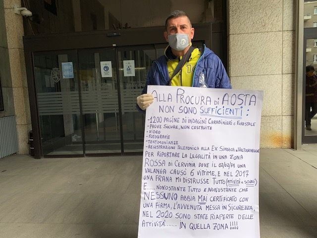 Marco Corradin organizzò un sit-in di protesta lungo i portici del Palazzo regionale nell'ottobre 2020