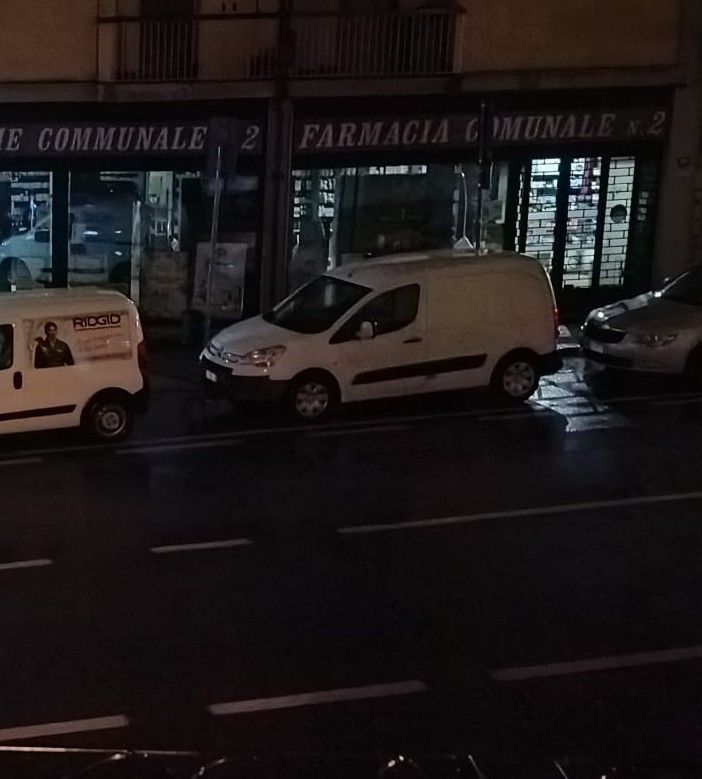 Corso Ivrea illuminato la sera solo da qualche vetrina