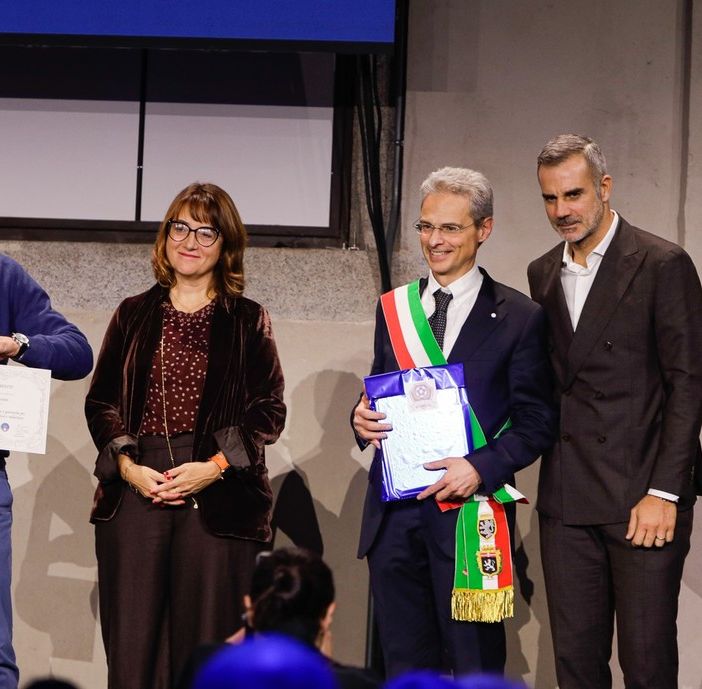 Gigi Crestani premiato dal sindaco Gianni Nuti. Nella minigallery, il Presidente del Comitato regionale Piemonte e Valle d’Aosta, Mauro Foschia con il Presidente della FIGC, Gabriele Gravinam poi con Giancarlo Abete e con Alberto Cirio