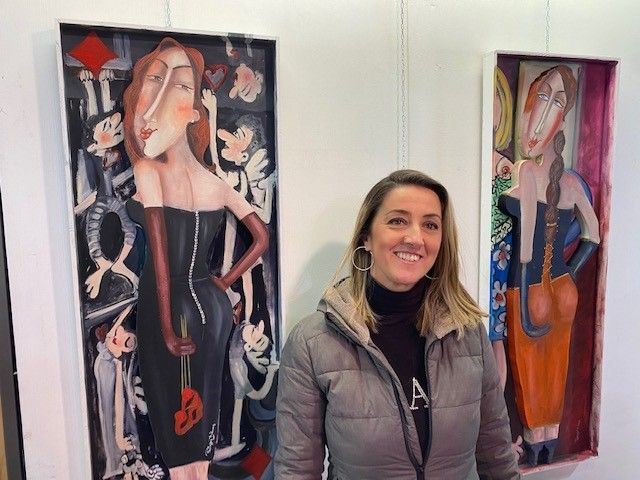 Patrizia D'Anna tra due sue opere