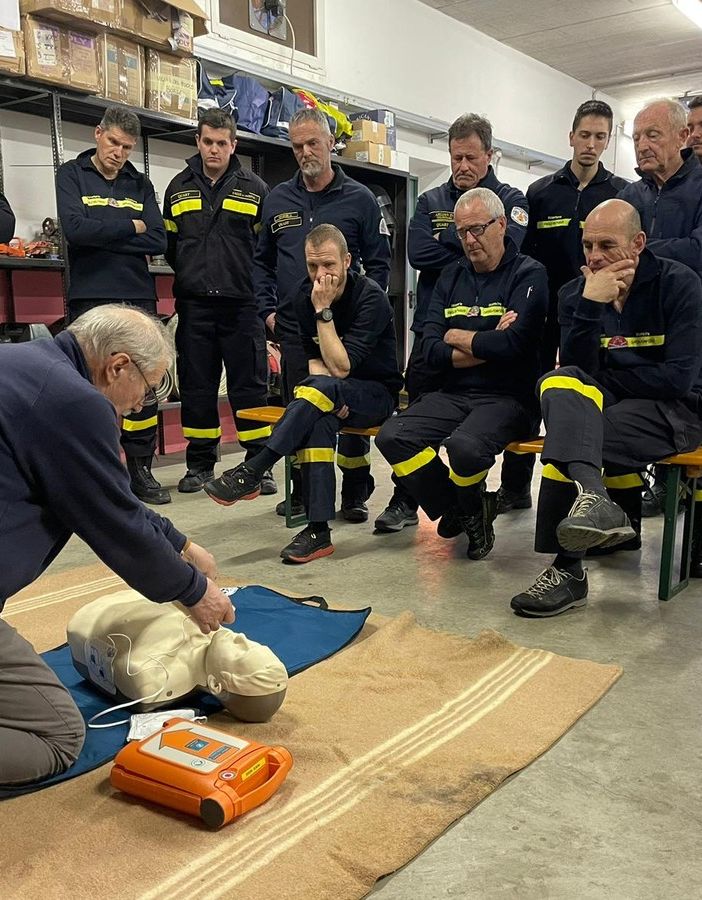 Nuovo defibrillatore per il distaccamento dei Vigili del fuoco volontari di Quart