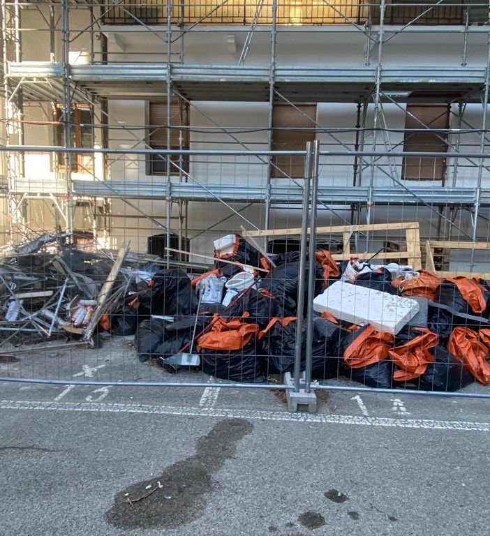 Aosta, discarica di immondizie in un cantiere del 'Bonus 110' al quartiere Cogne (copia 1)