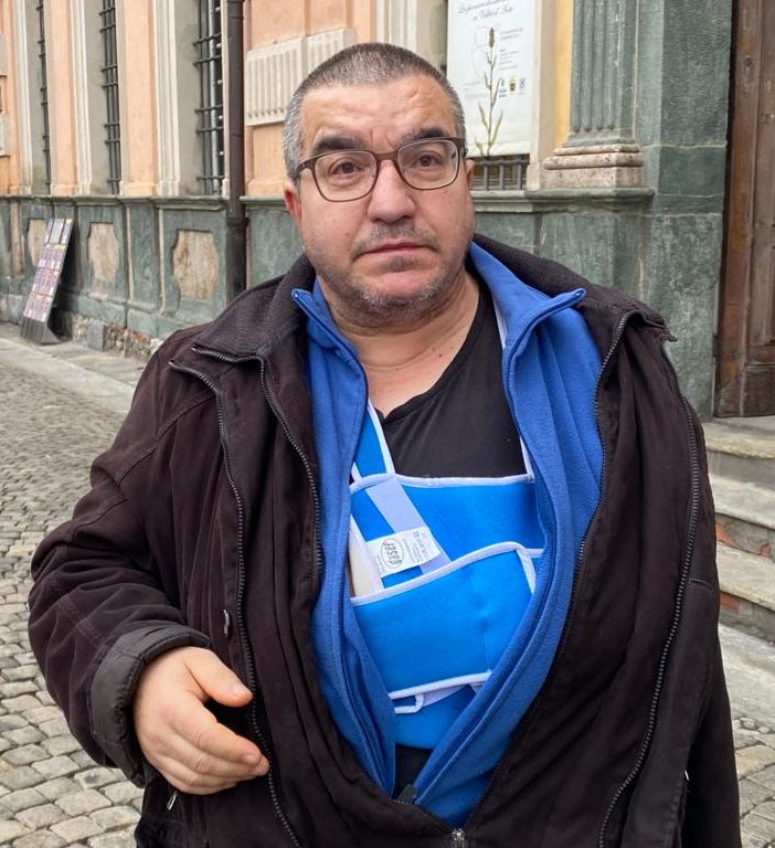 Angelo Dodaro di fronte all'ingresso dell'Hotel de Ville, 'voglio incontrare il sindaco Nuti'