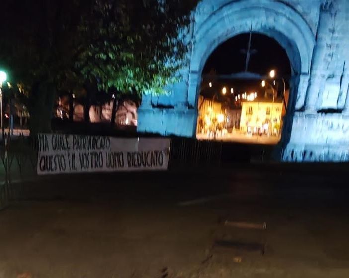 Femminicidio, striscione irridente dell'estrema destra all'Arco d'Augusto