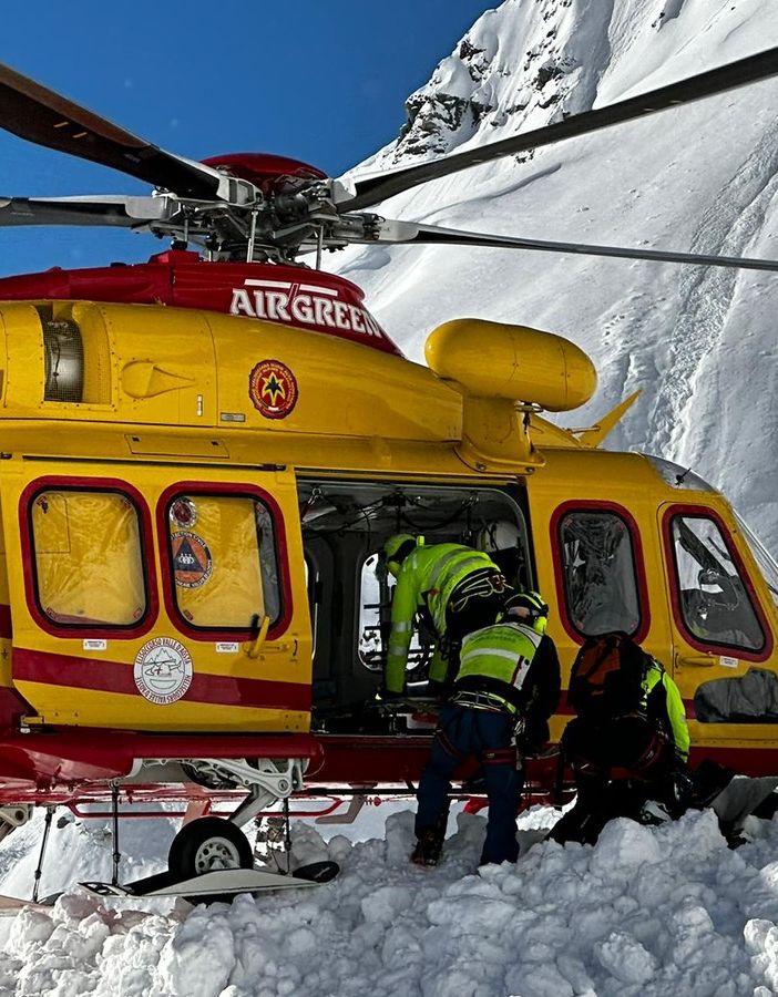 Valanga sotto il rifugio Torino, uno scialpinista ferito