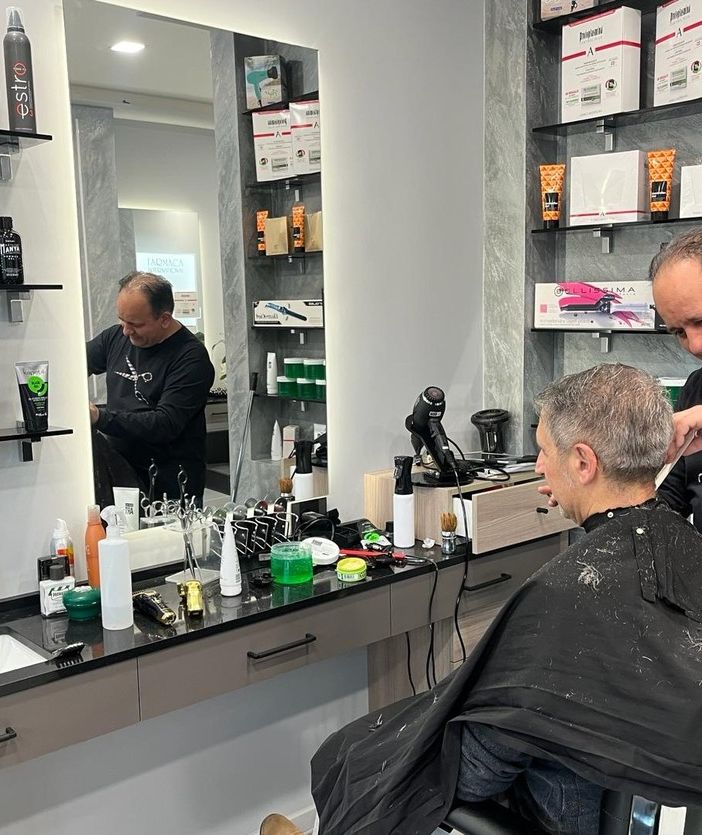 Luigi Fazari al lavoro nel suo nuovo salone