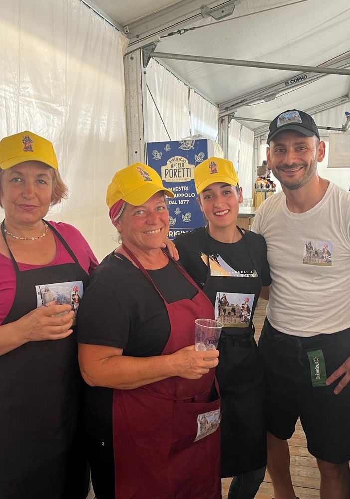 Decine di volontari sono impegnati a garantire il successo della festa (cliccare sull'immagine per avviare la minigallery)
