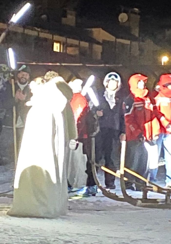 Uno scatto 'rubato' ieri a Cervinia all'arrivo di Gargantua e della Dama Bianca