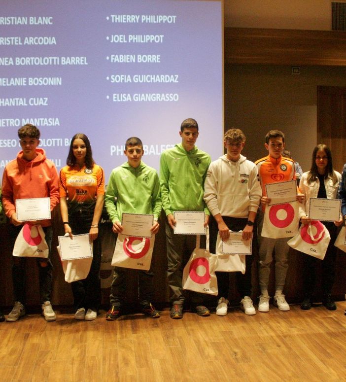 Sfilata di campioni e campioncini sul palco della festa del Ciclismo 2023