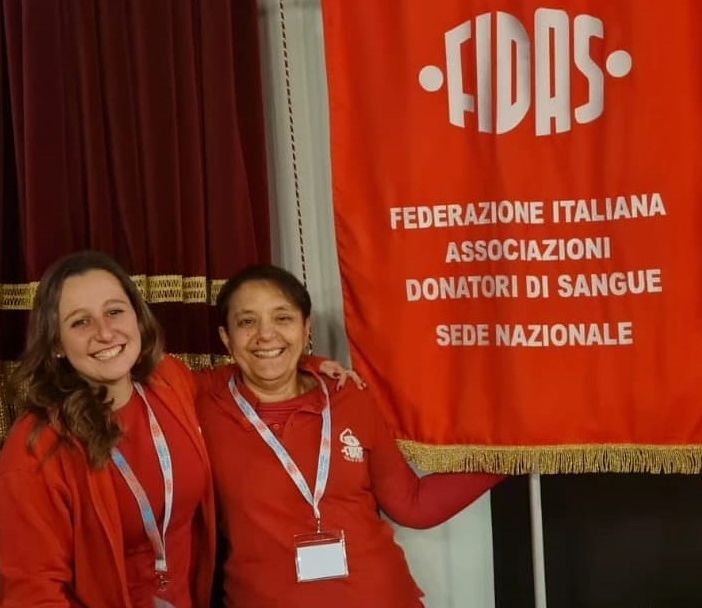 Anna Mele, coordinatrice regionale dei Giovani Fidas Valle d'Aosta e Carla Buzzelli, presidente dei 'Donatori di sangue e organi Silvy Parlato'