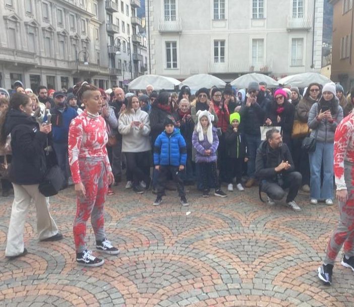 In 300 in piazza Chanoux per urlare 'basta' a femminicidi e violenze di genere VIDEO FLASH MOB