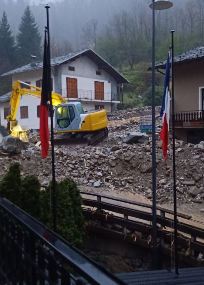 Volontari al lavoro a Fontainemore nelle prime ore di questa mattina