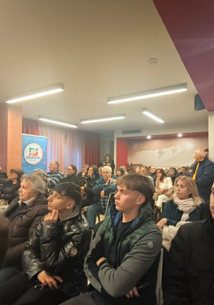 Sala gremita all'incontro organizzato dal gruppo consiliare di FI VdA