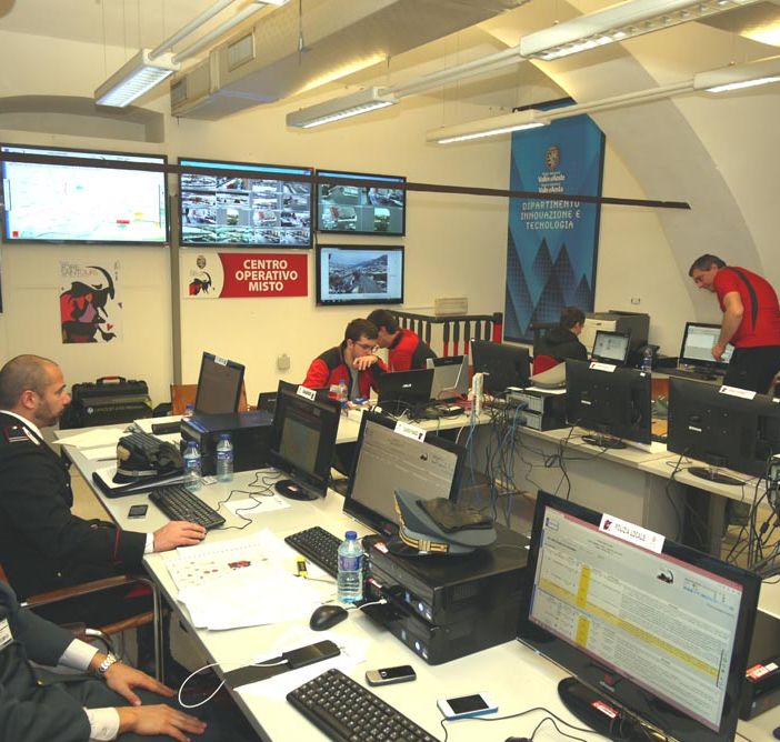 Forze dell'ordine 'premiate' con opere di artigianato valdostano