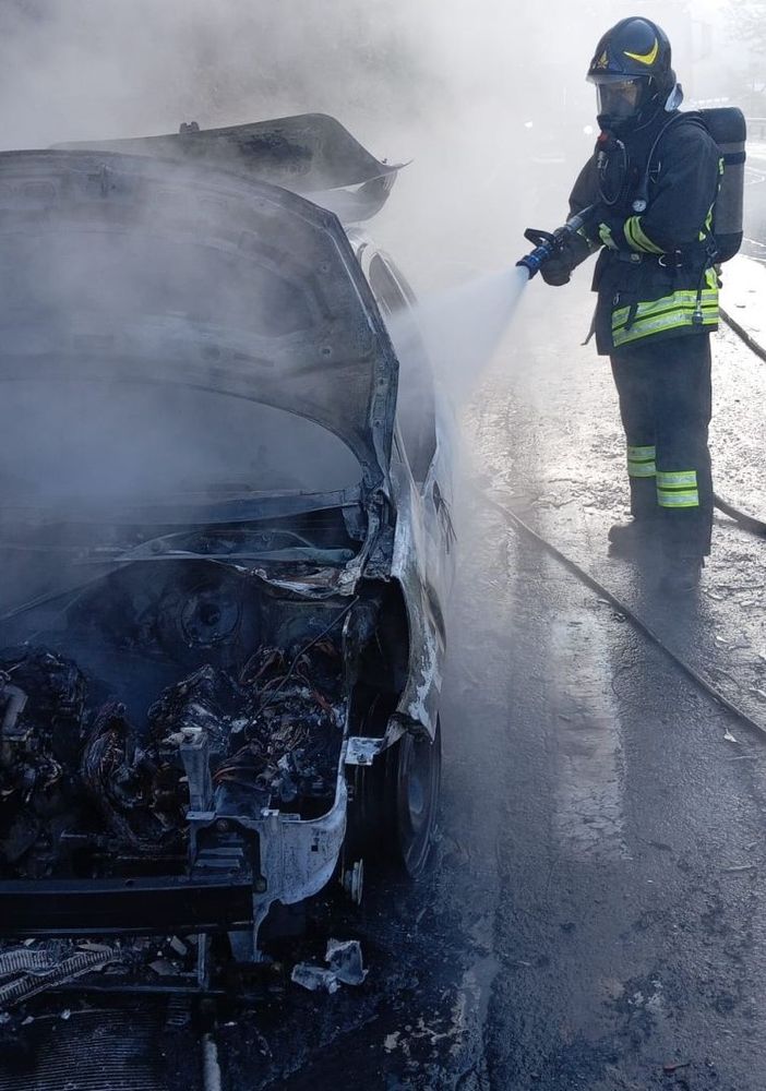 L'auto è stata completamente distrutta dalle fiamme (foto VV FF)