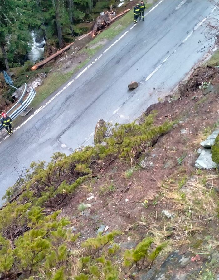 Crollo di massi sulla regionale per Valgrisenche; nessun ferito, strada chiusa