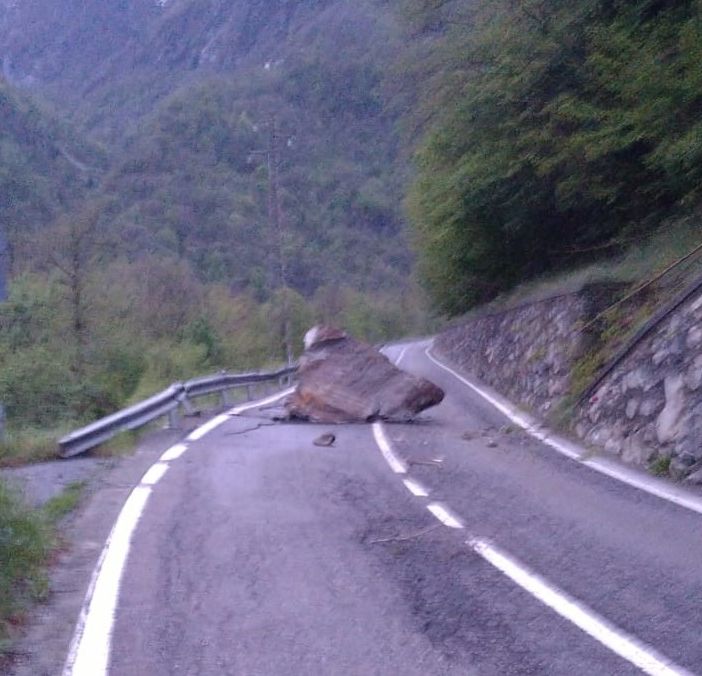 Grosso masso sulla regionale di Pontboset, chiusa la strada