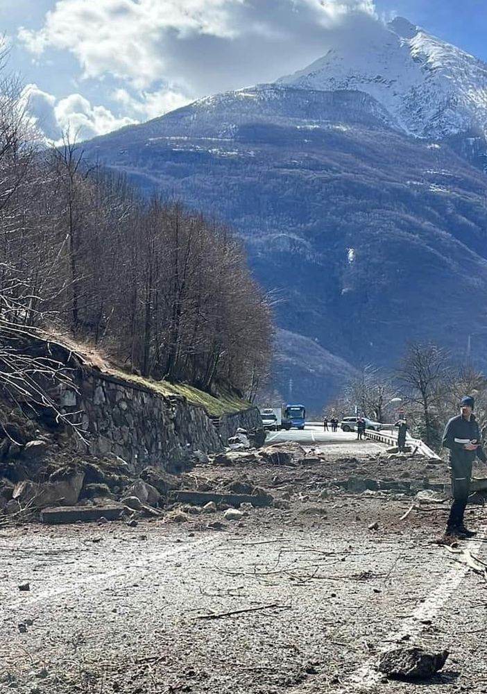 La frana in località Ronc Grangia (foto da Fb 'Amici dei Vigili del fuoco volontari di Pont-Saint-Martin)