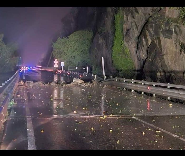 Donnas, frana nella notte sulla Statale 26, strada chiusa