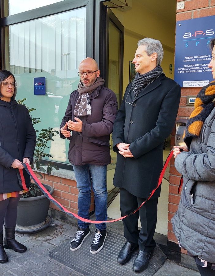 Matteo Fratini e Gianni Nuti (al centro della foto) durante l'inaugurazione dei nuovi uffici dell'Aps