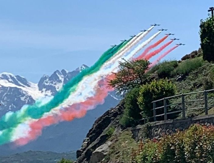 Le frecce tricolori al passaggio su Aosta nel 2020