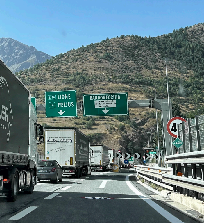 Temporaneo stop ai Tir al traforo del Fréjus: traffico pesante dirottato al Monte Bianco