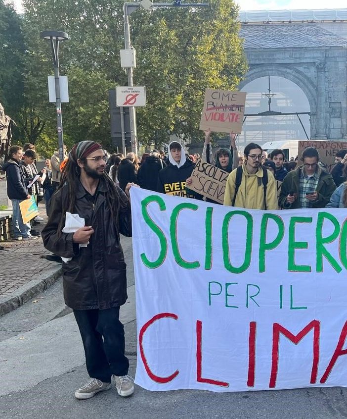 Ad Aosta il festoso ma agguerrito corteo degli studenti di Fridays for Future