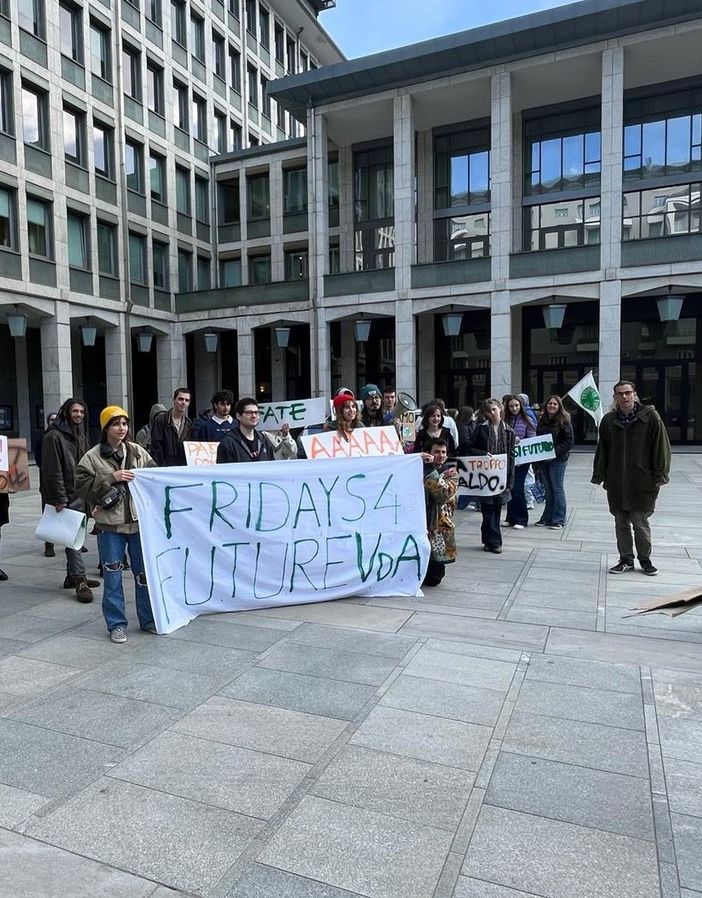 Sono tornati in piazza ad Aosta gli studenti di Fridays for Future
