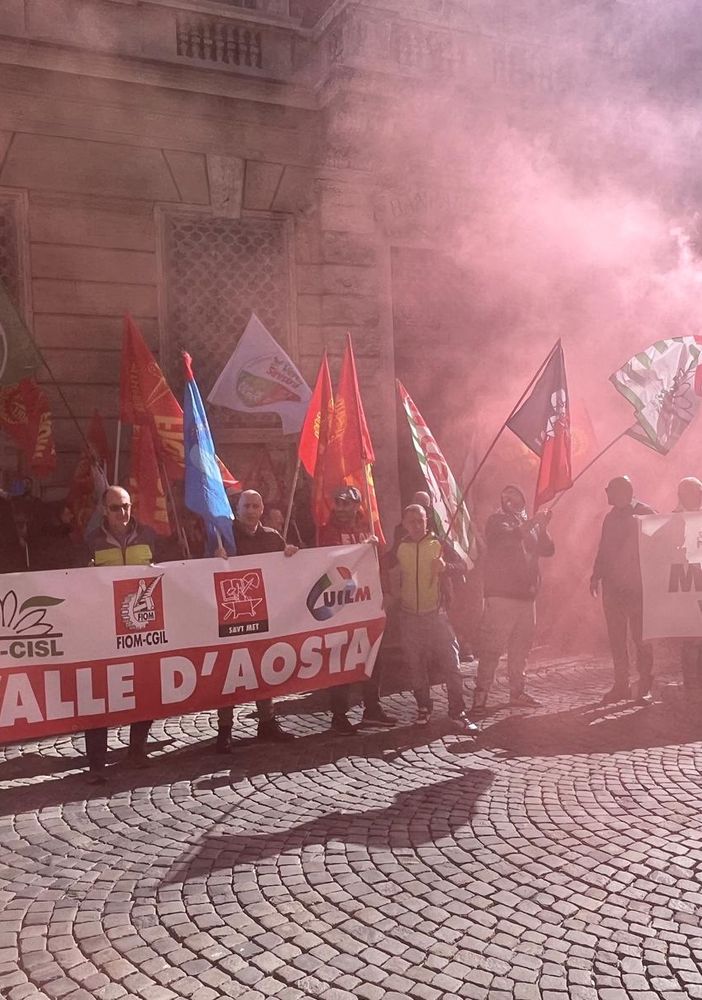 Fumogeni, sirene d'allarme e slogan urlati sotto le finestre di Confindustria VdA