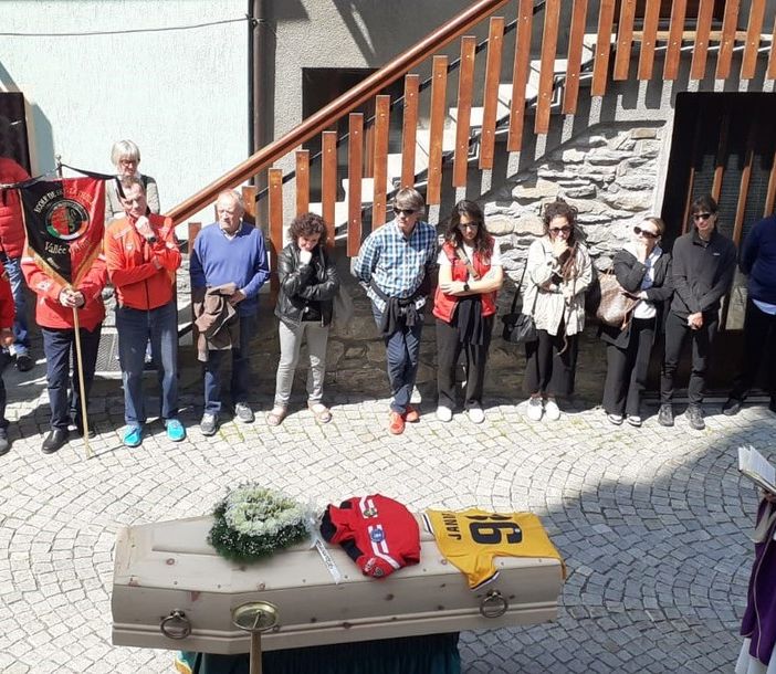 Nella chiesa di La Thuile, tra le lacrime, il commosso saluto di Didier all'amata Janira