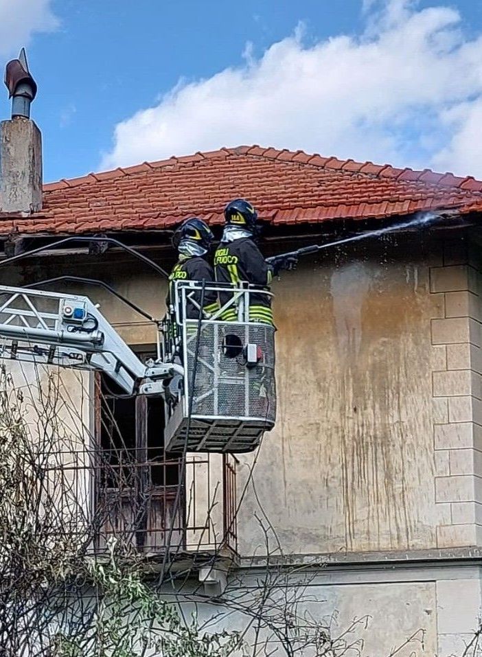Incendio coinvolge una scuola chiusa da anni sulla collina di Nus