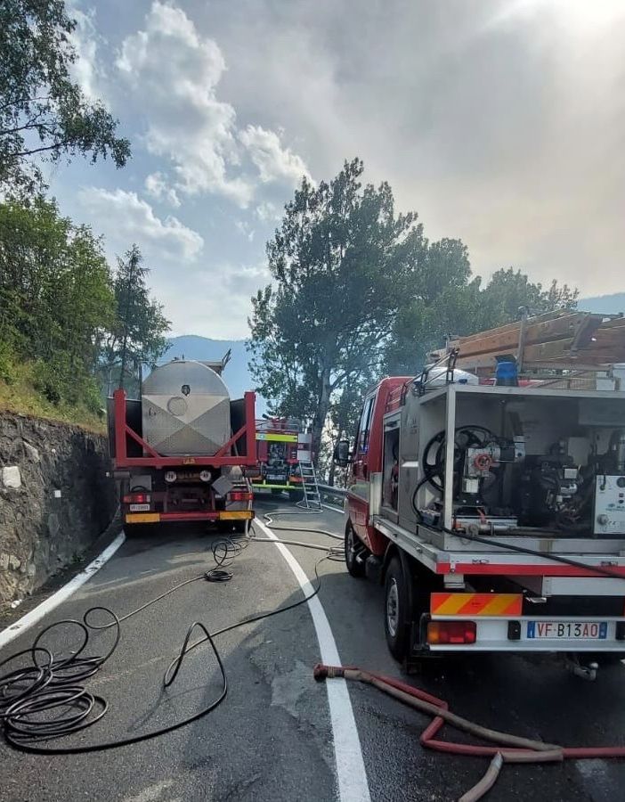 Sotto controllo il vasto rogo boschivo sopra Aymavilles